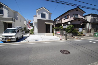 【前面道路含む現地写真】 | 海老名市上郷3丁目　B号棟　新築戸建　全4棟【仲介手数料無料】 | カースペース並列２台