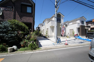 【前面道路含む現地写真】 | 海老名市上郷3丁目　C号棟　新築戸建　全4棟【仲介手数料無料】 | ２台駐車可能