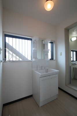 【洗面所】 | ヴィラミツキ | 明るい洗面所です
