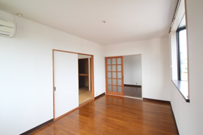 【居間・リビング】 | ヴィラミツキ | こちらのリビングで趣味の時間をお楽しみください