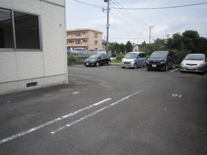 上益城郡嘉島町大字鯰のアパートの駐車場