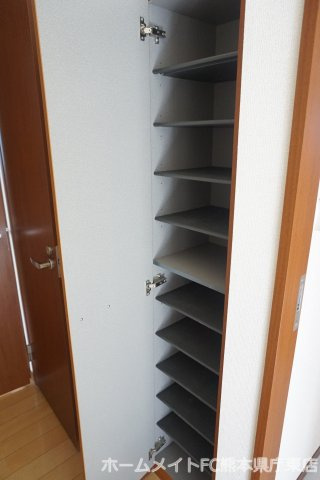 上益城郡嘉島町大字鯰のアパートの玄関