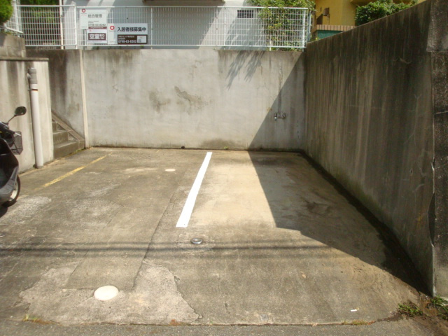 根岸テラスハウスの駐車場