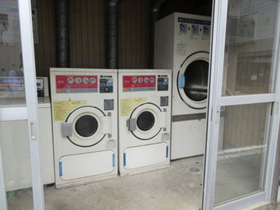 【その他】 | 橘荘５号館 | コインランドリー　物件裏です