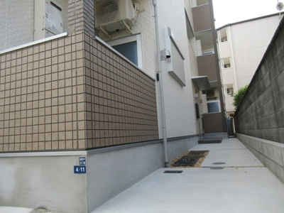 【エントランス】 | ハーモニーテラス御厨中（八戸ノ里賃貸） | 清潔なエントランスです