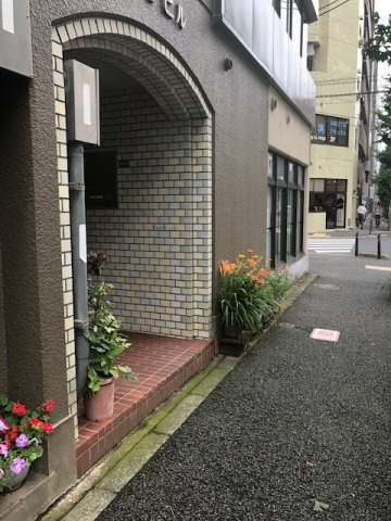 TYビルのエントランス