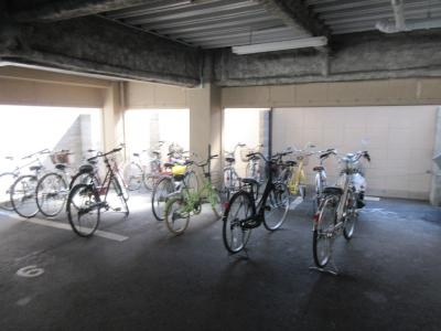 ドゥエル嵯峨の荘の駐車場|1階駐輪・駐車場