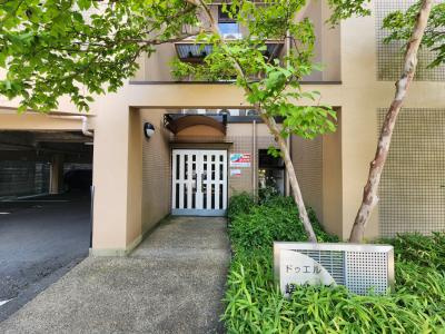 ドゥエル嵯峨の荘のエントランス