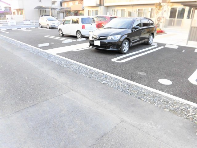 リヴエールMの駐車場