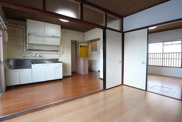 グレースタカツキの居間・リビング|こちらのリビングで趣味の時間をお楽しみください