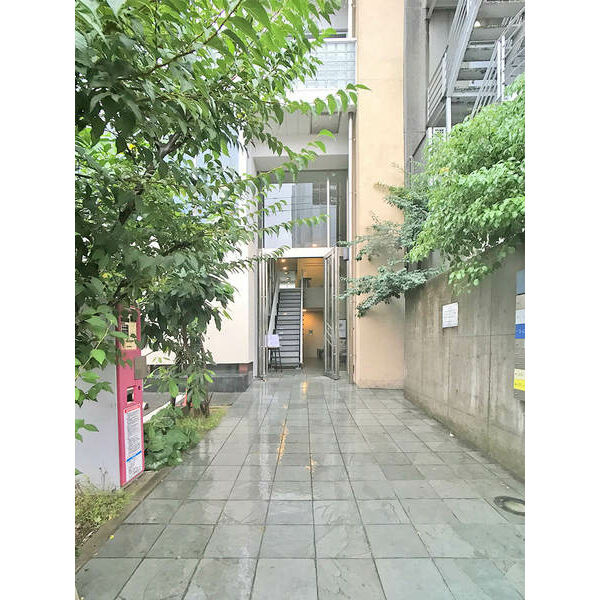 ラピスラズリのエントランス|ラピスラズリ（1LDK）　店舗側入り口