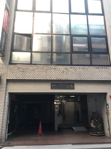 ホリグチビルのエントランス