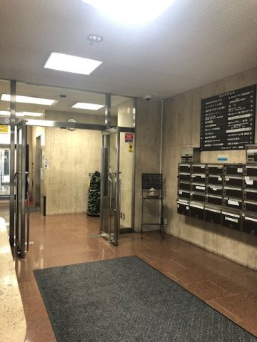 ホリグチビルのエントランス