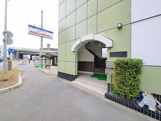 諏訪東生駒ビルのエントランス