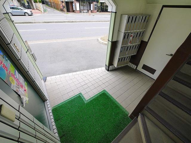諏訪東生駒ビルのエントランス