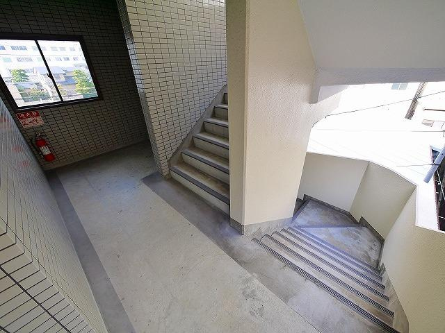 サニーサイド富雄のその他共用部分|足元の見やすい階段です