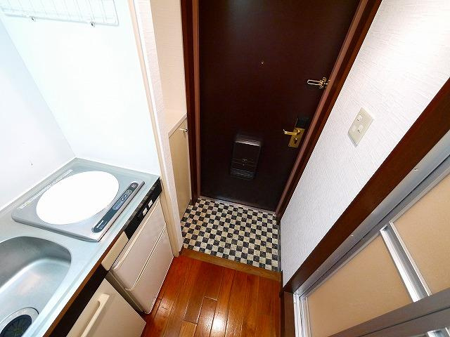 シティパレス富雄北の玄関|収納もある玄関です