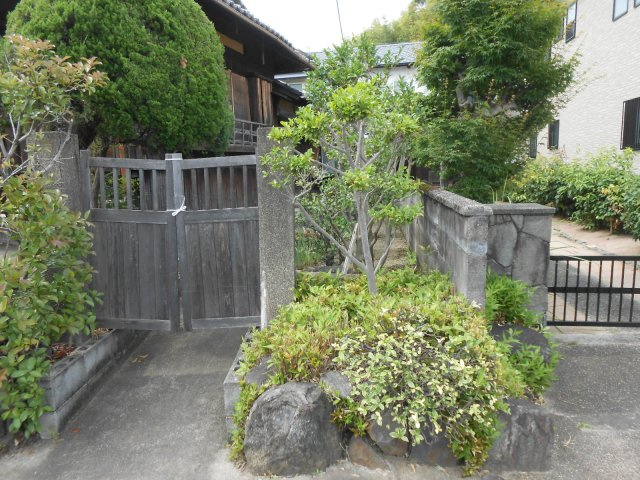 駅徒歩７分◆ＪＲ奈良線＆京阪宇治線２沿線利用可◆敷地６６坪建築条件なし売土地◆伏見区桃山町本多上野の外観|現況 古家有り(2020年7月撮影)
