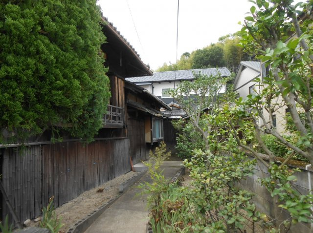 駅徒歩７分◆ＪＲ奈良線＆京阪宇治線２沿線利用可◆敷地６６坪建築条件なし売土地◆伏見区桃山町本多上野の外観|現況 古家有り(2020年7月撮影)