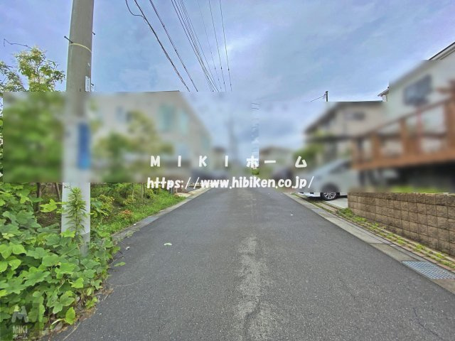 箕面市彩都粟生南2丁目　土地の前面道路含む現地写真