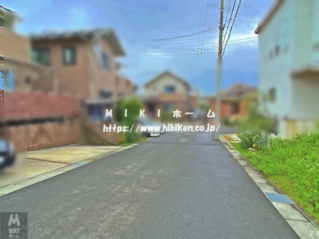 箕面市彩都粟生南2丁目　土地の前面道路含む現地写真