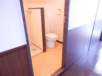 リンツ御池のトイレ|仕切り扉オープン