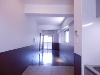 リンツ御池の居間・リビング|キッチンから洋間へ