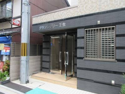 グランレブリー壬生のエントランス