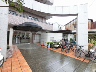 【エントランス】 | 京急本線「平和島」駅徒歩9分、JR京浜東北線「大森」駅徒歩15分。
通勤時間の短縮でご家族と過ごす時間を増やす事が出来ます。