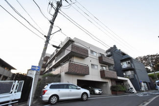 【外観】 | 京急本線「日ノ出町」駅徒歩8分！災害時避難場所でもある野毛山公園が至近にございます。
南西角部屋・二面バルコニーにつき陽当たり・通風良好です。