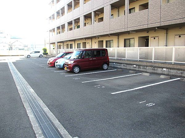 フィールドパークＩ番館の駐車場