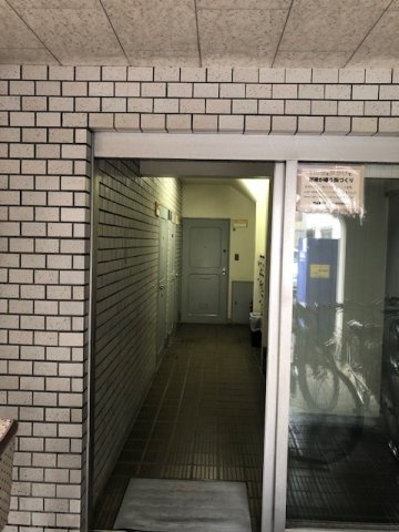 明治マンションのエントランス