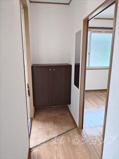 広島市安佐北区落合２丁目のアパートの玄関|姿見ミラー付き