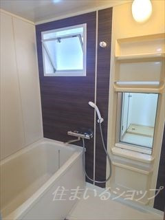 広島市安佐北区落合２丁目のアパートの浴室|窓あり