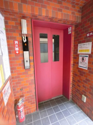 【その他共用部分】 | ライオンズマンション吉野町第7 | お買い物時やベビーカーの出し入れに便利なエレベーター付
混雑時にも便利なエレベーター2基付です。