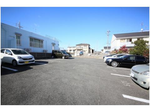 サンモール原の駐車場