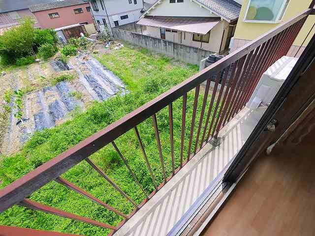 ハイツ福のバルコニー|こちらにお洗濯物が干せます。