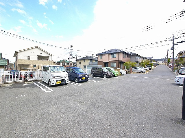 リビングタウンうめみBの駐車場