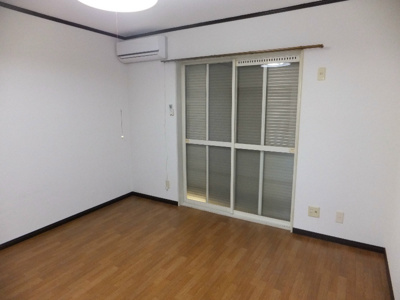 【寝室】 | コスモハイツ秦荘 | 広くて明るい寝室