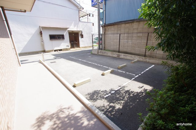 クレアート新大阪セレニティ　仲介手数料無料の駐車場