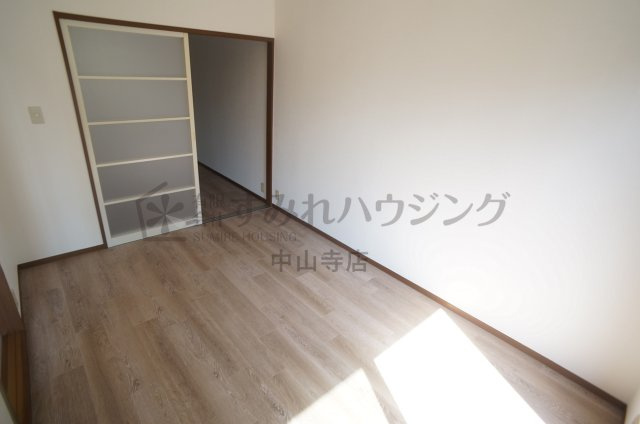 クオーレ宝塚の洋室
