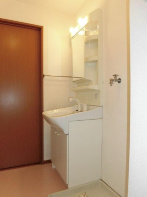 【独立洗面台】 | ラ・マーシャB棟 | 朝の支度にも助かる、独立の洗髪洗面化粧台