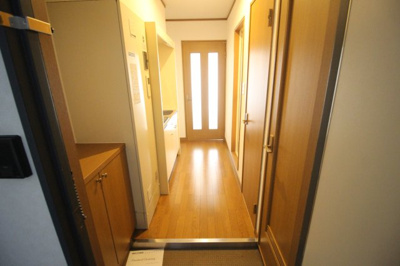 【玄関】 | アパルト松崎 | 右手前ドアは洗濯機置き場です。