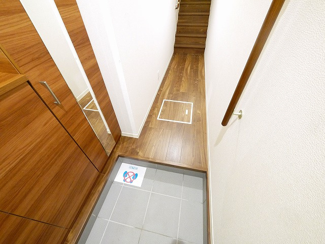 シャーメゾンハイメルの玄関|明るい玄関です