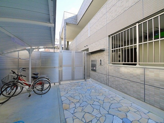 ファインパークのエントランス|オートロック付きのエントランスは防犯面も安心です