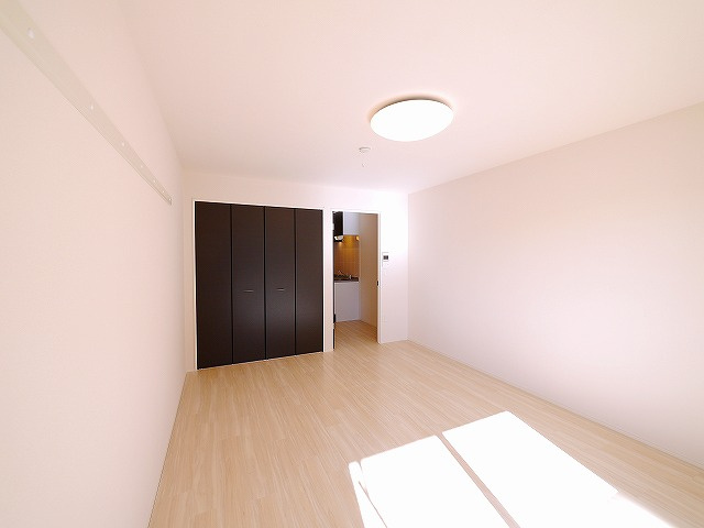 ファインパークの洋室|シンプルな色合いがシックなお部屋です