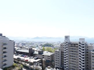【展望】 | 瀬戸の島々が広がるオーシャンビュー！それに加えて四季の移ろいと共に変化を愉しめるパノラマビュー。豊かな自然を身近に感じられるよう、多くの植栽が揃えられている敷地内。
