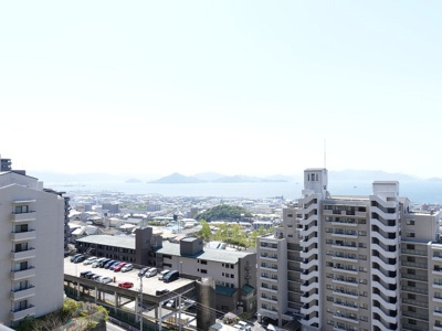 【展望】 | 井口台パークヒルズ参番館 | 瀬戸の島々が広がるオーシャンビュー！それに加えて四季の移ろいと共に変化を愉しめるパノラマビュー。豊かな自然を身近に感じられるよう、多くの植栽が揃えられている敷地内。
