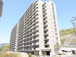 【外観】 | に彩られた街区に現出する建物は、ここに住まう方々へ余すこと無く太陽の恵みを届けられるように計画・設計されております。
