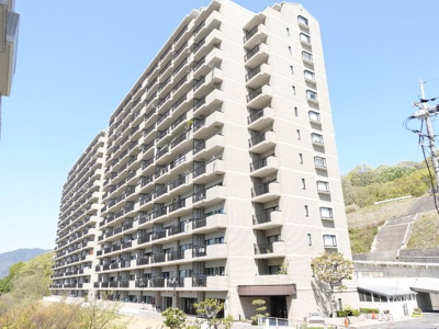 【外観】 | 井口台パークヒルズ参番館 | に彩られた街区に現出する建物は、ここに住まう方々へ余すこと無く太陽の恵みを届けられるように計画・設計されております。